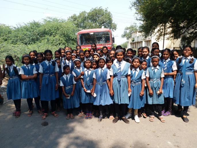 Stop the bus of nandagavese students | नांदगावी विद्यार्थिनींचा बस रोको Stop the bus of nandagavese students | नांदगावी विद्यार्थिनींचा बस रोको