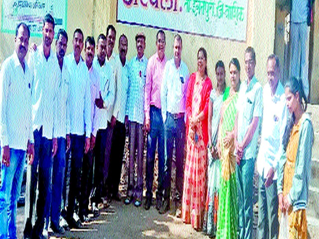 School questions answered by alumni | माजी विद्यार्थ्यांनी सोडविला विद्यालयाचा पाणीप्रश्न School questions answered by alumni | माजी विद्यार्थ्यांनी सोडविला विद्यालयाचा पाणीप्रश्न