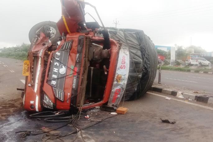 Two people were injured when Eicher overturned | आयशर उलटून अपघातात दोन जण जखमी Two people were injured when Eicher overturned | आयशर उलटून अपघातात दोन जण जखमी