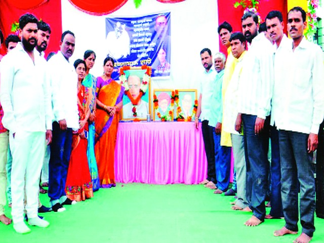 Lokshahir Annabhau Sathe Jayanti and Lokmanya Tilak Punyitithi celebrated | लोकशाहीर अण्णा भाऊ साठे जयंती व लोकमान्य टिळक पुण्यतिथी साजरी Lokshahir Annabhau Sathe Jayanti and Lokmanya Tilak Punyitithi celebrated | लोकशाहीर अण्णा भाऊ साठे जयंती व लोकमान्य टिळक पुण्यतिथी साजरी