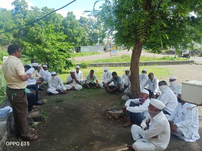 Guidance on pest control to farmers in Jaigaon | जायगाव येथील शेतकऱ्यांना किड नियंत्रणाविषयी मार्गदर्शन Guidance on pest control to farmers in Jaigaon | जायगाव येथील शेतकऱ्यांना किड नियंत्रणाविषयी मार्गदर्शन