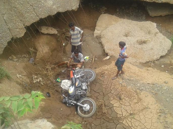 The cyclist fell into the pit and was injured | खड्ड्यात पडून दुचाकीस्वार जखमी