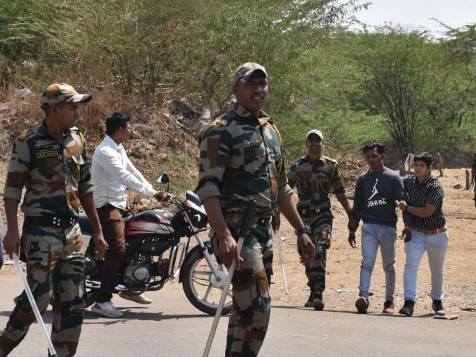 Problems for the examiners due to the crying of enthusiasts | उत्साहींच्या आरडओरडीमुळे परीक्षार्थींना अडचणी Problems for the examiners due to the crying of enthusiasts | उत्साहींच्या आरडओरडीमुळे परीक्षार्थींना अडचणी