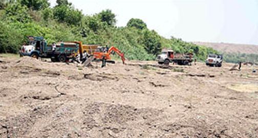 Notice issued against Sarpanch and police Patil against illegal sand mining in village | गावशिवारात अवैध वाळू उत्खनन झाल्यास सरपंच आणि पोलीस पाटलाविरोधातच निघणार नोटीस Notice issued against Sarpanch and police Patil against illegal sand mining in village | गावशिवारात अवैध वाळू उत्खनन झाल्यास सरपंच आणि पोलीस पाटलाविरोधातच निघणार नोटीस
