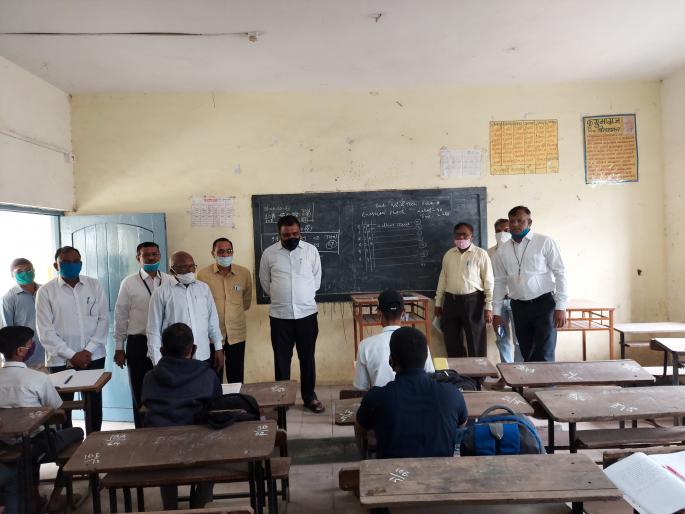 Dist. W. The President interacted with the students | जि. प. अध्यक्षांनी साधला विद्यार्थ्यांशी संवाद Dist. W. The President interacted with the students | जि. प. अध्यक्षांनी साधला विद्यार्थ्यांशी संवाद