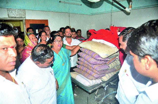 Along with politics, 'politics' | साथ रोगाच्या वादाला आता राजकारणाची ‘साथ’