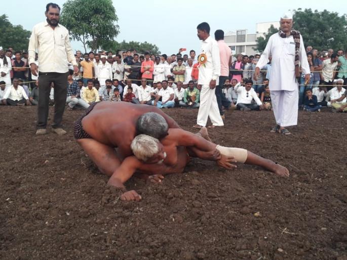 Color wrestling fad at Ozar | ओझर येथे रंगला कुस्त्यांचा फड Color wrestling fad at Ozar | ओझर येथे रंगला कुस्त्यांचा फड