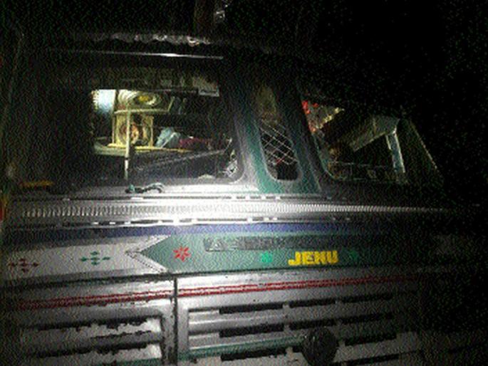 Tornado stones on vehicles at Bhusawal | भुसावळ येथे वाहनांवर तुफान दगडफेक Tornado stones on vehicles at Bhusawal | भुसावळ येथे वाहनांवर तुफान दगडफेक