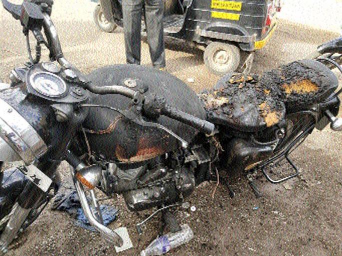 BJP corporator's son burnt a bicycle of a former Shiv Sena corporator son | भाजपा नगरसेवक पुत्राने शिवसेनेच्या माजी नगरसेवक पुत्राची दुचाकी जाळली BJP corporator's son burnt a bicycle of a former Shiv Sena corporator son | भाजपा नगरसेवक पुत्राने शिवसेनेच्या माजी नगरसेवक पुत्राची दुचाकी जाळली