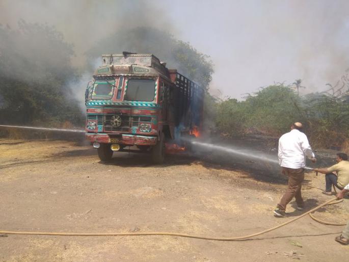 The fire in the fireplace, burning in the fire, | पाचोऱ्यात उभ्या ट्रकला आग दुसरी जळून खाक The fire in the fireplace, burning in the fire, | पाचोऱ्यात उभ्या ट्रकला आग दुसरी जळून खाक