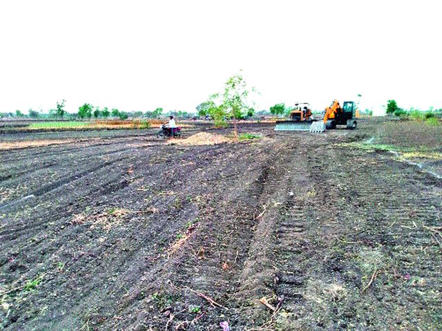 Farmers protest against pipeline | पाइपलाइनला शेतकऱ्यांचा विरोध