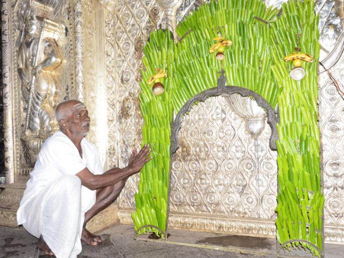 Sixteen vidya leaves adorn the soap of 'Siddaramashwar' of Solapur | सोळाशे विड्याच्या पानांनी सजते सोलापूरच्या ‘सिद्धरामेश्वरांची’ मखर Sixteen vidya leaves adorn the soap of 'Siddaramashwar' of Solapur | सोळाशे विड्याच्या पानांनी सजते सोलापूरच्या ‘सिद्धरामेश्वरांची’ मखर
