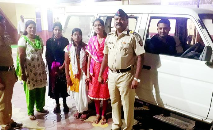 As soon as the phone calls, a police car is available to assist the students | फोन करताच विद्यार्थिनींच्या मदतीला पोलिसांची गाडी हजर As soon as the phone calls, a police car is available to assist the students | फोन करताच विद्यार्थिनींच्या मदतीला पोलिसांची गाडी हजर