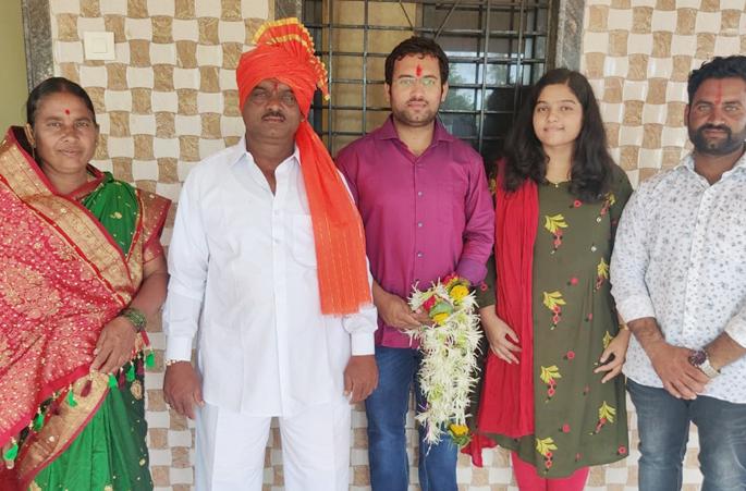 Earned a name; Zilla Parishad educated son became IAS | नाव कमावलं; जिल्हा परिषद शाळेत शिक्षण घेतलेला मुलगा झाला आयएएस Earned a name; Zilla Parishad educated son became IAS | नाव कमावलं; जिल्हा परिषद शाळेत शिक्षण घेतलेला मुलगा झाला आयएएस