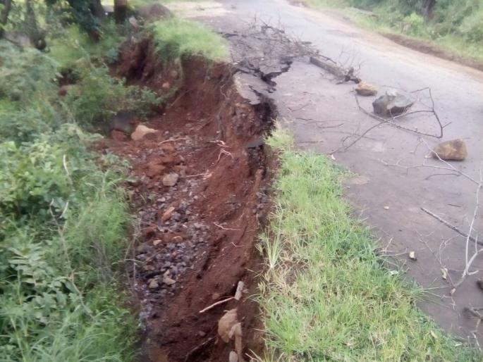 The road has gone downstairs | इंजोळे खडेखोळ दरम्यान रस्ता खचला The road has gone downstairs | इंजोळे खडेखोळ दरम्यान रस्ता खचला
