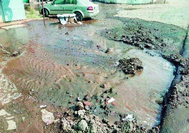 Water wastage due to the discharge of the channel | वाहिनी फुटल्याने पाण्याचा अपव्यय Water wastage due to the discharge of the channel | वाहिनी फुटल्याने पाण्याचा अपव्यय