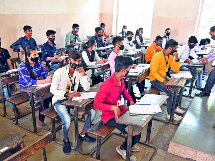 Confusion of 12th standard students due to vague questions | अस्पष्ट प्रश्नांमुळे बारावीच्या विद्यार्थ्यांचा गोंधळ Confusion of 12th standard students due to vague questions | अस्पष्ट प्रश्नांमुळे बारावीच्या विद्यार्थ्यांचा गोंधळ