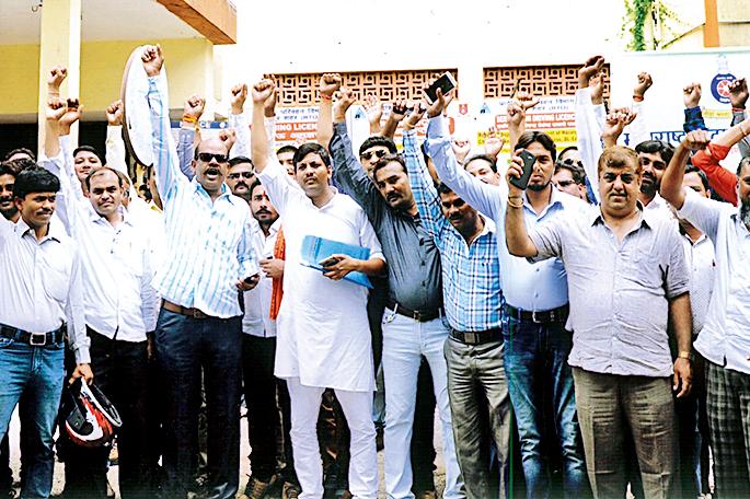 Invalid recovery by overloaded carrier | ओव्हरलोड वाहनांकडून अवैध वसुली Invalid recovery by overloaded carrier | ओव्हरलोड वाहनांकडून अवैध वसुली