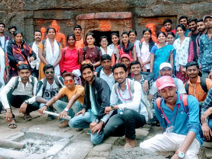 Study tour of students of Anjaneri fort area | अंजनेरी किल्ला परिसराचा विद्यार्थ्यांनी केला अभ्यास दौरा Study tour of students of Anjaneri fort area | अंजनेरी किल्ला परिसराचा विद्यार्थ्यांनी केला अभ्यास दौरा