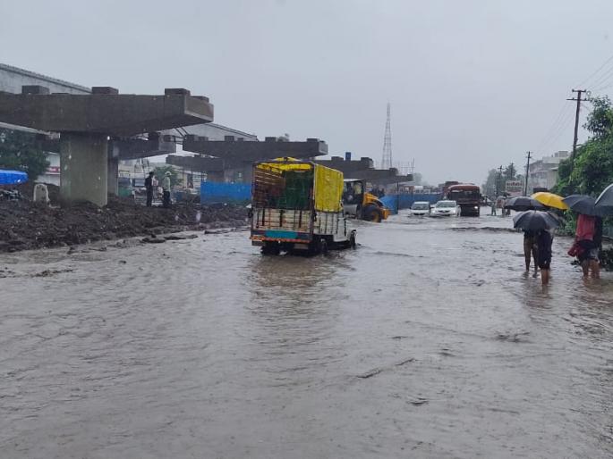 Due to heavy rains, Pimpalgaon Basavant city is submerged | अति वृष्टी मुळे पिंपळगाव बसवंत शहर जलमय Due to heavy rains, Pimpalgaon Basavant city is submerged | अति वृष्टी मुळे पिंपळगाव बसवंत शहर जलमय
