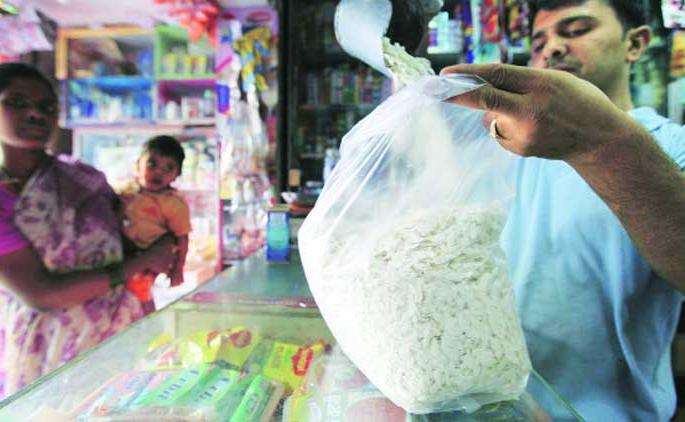 Action on fifteen merchants using plastic bags, Lonand Nagar Panchayat arson weapon | प्लास्टिक पिशव्या वापरणाऱ्या पंधरा व्यापाऱ्यांवर कारवाई, लोणंद नगरपंचायतीने उपसले दंडाचे शस्त्र Action on fifteen merchants using plastic bags, Lonand Nagar Panchayat arson weapon | प्लास्टिक पिशव्या वापरणाऱ्या पंधरा व्यापाऱ्यांवर कारवाई, लोणंद नगरपंचायतीने उपसले दंडाचे शस्त्र