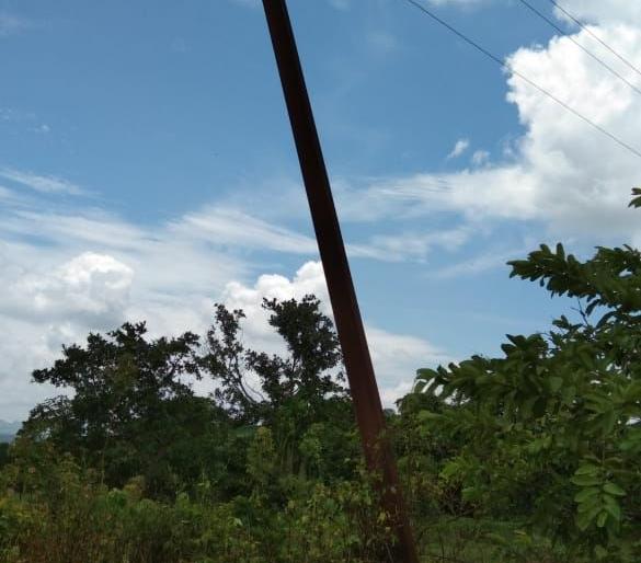 Demand for replacement of faulty power poles in Vaitarna area | वैतरणा परिसरातील खराब वीज खांब बदलण्याची मागणी