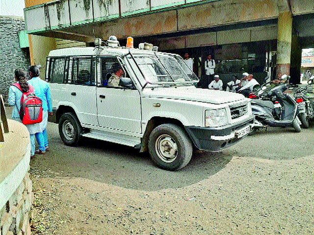 Police patrol at Pimpalgaon bus station | पिंपळगाव बसस्थानकात पोलीस गस्त Police patrol at Pimpalgaon bus station | पिंपळगाव बसस्थानकात पोलीस गस्त