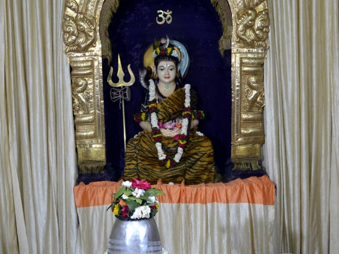 Parbhani: The crowd of devotees in Shivlai | परभणी : शिवालयांमध्ये भाविकांची गर्दी Parbhani: The crowd of devotees in Shivlai | परभणी : शिवालयांमध्ये भाविकांची गर्दी