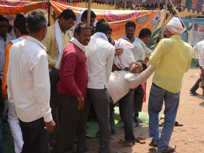 Parbhani: The fast tracker came in the groin | परभणी : उपोषणार्थ्याला आली भोवळ Parbhani: The fast tracker came in the groin | परभणी : उपोषणार्थ्याला आली भोवळ