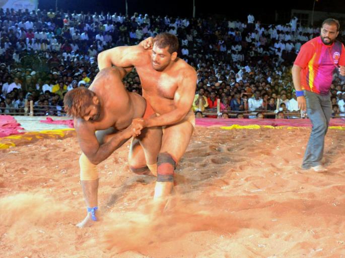 The thrill of Parbhani rang | परभणीत रंगला कुस्त्यांचा थरार The thrill of Parbhani rang | परभणीत रंगला कुस्त्यांचा थरार