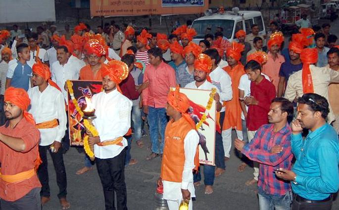 Parbhani: Greetings from the crowd for Shiv Jayanti | परभणी : शिवजयंतीनिमित्त अभिवादनास गर्दी Parbhani: Greetings from the crowd for Shiv Jayanti | परभणी : शिवजयंतीनिमित्त अभिवादनास गर्दी