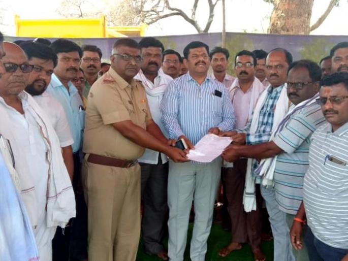 Parbhani: The revenue workers movement of revenue workers | परभणी : महसूल कर्मचाऱ्यांचे धरणे आंदोलन Parbhani: The revenue workers movement of revenue workers | परभणी : महसूल कर्मचाऱ्यांचे धरणे आंदोलन