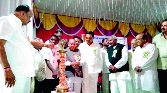 Prioritize the facilities of sugar workers: Jayant Patil's appeal | साखर कामगारांच्या सुविधांना प्राधान्य द्या : जयंत पाटील यांचे आवाहन Prioritize the facilities of sugar workers: Jayant Patil's appeal | साखर कामगारांच्या सुविधांना प्राधान्य द्या : जयंत पाटील यांचे आवाहन