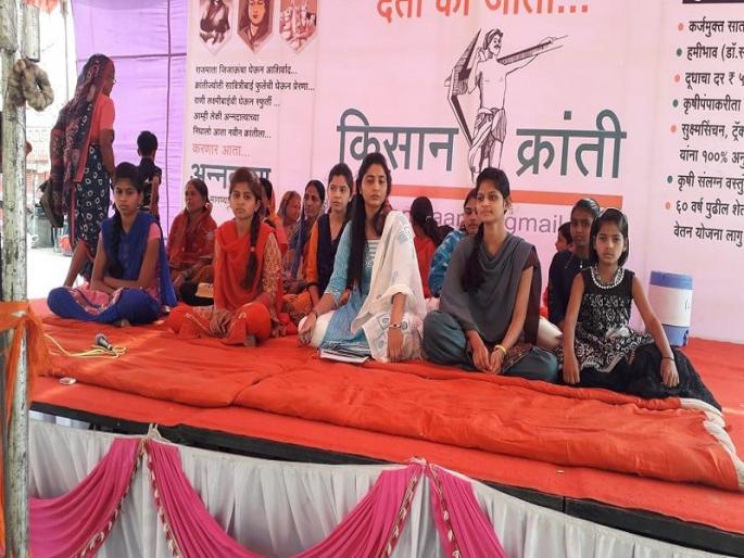 One question, how to live our farmers? | एकच प्रश्ऩ़ आमच्या शेतकरी बापानं जगायचं कसं?