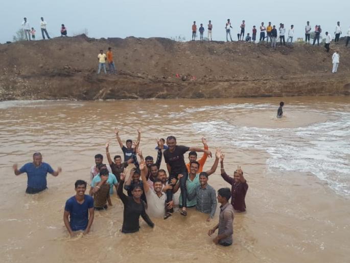 From the labor force, the village becomes cleaner | श्रमदानातून गाव झाले पाणीदार From the labor force, the village becomes cleaner | श्रमदानातून गाव झाले पाणीदार
