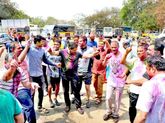 The colorful 'Khaki' color festival: The collective joke of the police | रंगात रंगली ‘खाकी’ रंगोत्सव : पोलिसांचा सामूहिक जल्लोषाचा सण्डे