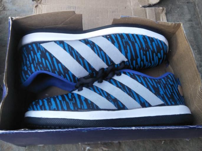 Bought the mobile phone and the hand lying in the hand, giving the named items cheap | मागवला मोबाईल अन् हातात पडला बूट, नामांकित वस्तू स्वस्तात देत असल्याचे आमिष Bought the mobile phone and the hand lying in the hand, giving the named items cheap | मागवला मोबाईल अन् हातात पडला बूट, नामांकित वस्तू स्वस्तात देत असल्याचे आमिष