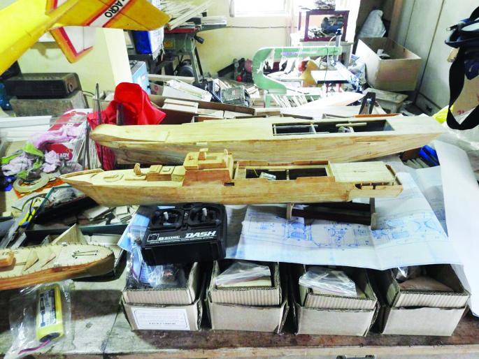 Ratnagiri: The students were loaded by the ship and the plane's replication | रत्नागिरी : जहाज अन् विमानाच्या प्रतिकृती पाहून विद्यार्थी भारावले Ratnagiri: The students were loaded by the ship and the plane's replication | रत्नागिरी : जहाज अन् विमानाच्या प्रतिकृती पाहून विद्यार्थी भारावले