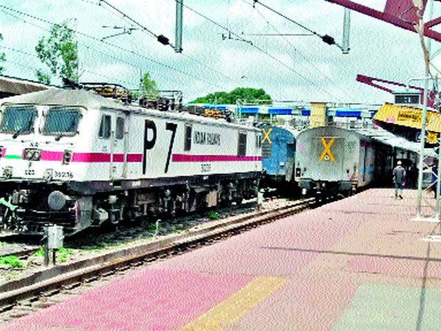 Central Railway traffic disrupted | मध्य रेल्वेची वाहतूक विस्कळीत Central Railway traffic disrupted | मध्य रेल्वेची वाहतूक विस्कळीत