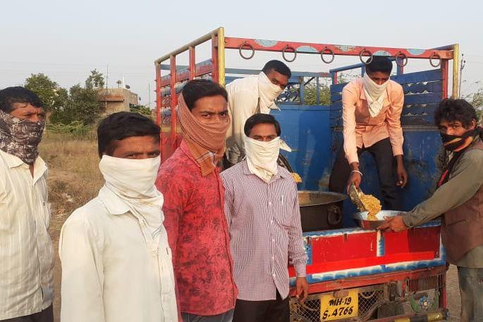 In order to satisfy the appetite of the laborers, the pathakur | मजुरांची भूक भागविण्यासाठी सरसावताहेत पहूरकर In order to satisfy the appetite of the laborers, the pathakur | मजुरांची भूक भागविण्यासाठी सरसावताहेत पहूरकर