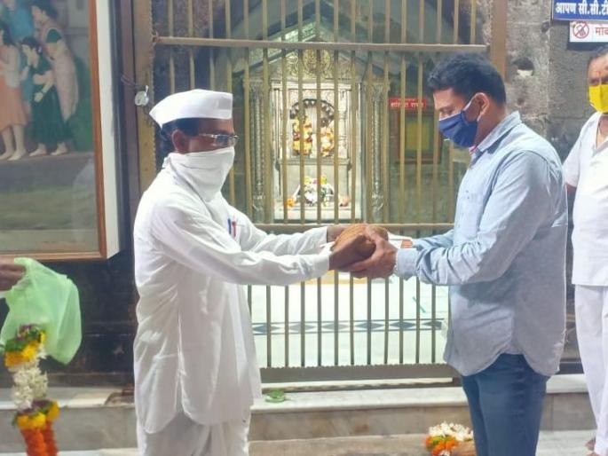 By sending a representative from Muktainagar to Trimbakeshwar, Alandi, Saswad, Nivruttinath, Gyandada, Sopandada tied the three brothers with Mukti. | त्र्यंबकेश्वर, आळंदी, सासवड येथे मुक्ताईनगर येथून प्रतिनिधी पाठवून निवृत्तीनाथ, ज्ञानदादा, सोपानदादा तिन्ही भावांना मुक्ताईने बांधली राखी By sending a representative from Muktainagar to Trimbakeshwar, Alandi, Saswad, Nivruttinath, Gyandada, Sopandada tied the three brothers with Mukti. | त्र्यंबकेश्वर, आळंदी, सासवड येथे मुक्ताईनगर येथून प्रतिनिधी पाठवून निवृत्तीनाथ, ज्ञानदादा, सोपानदादा तिन्ही भावांना मुक्ताईने बांधली राखी