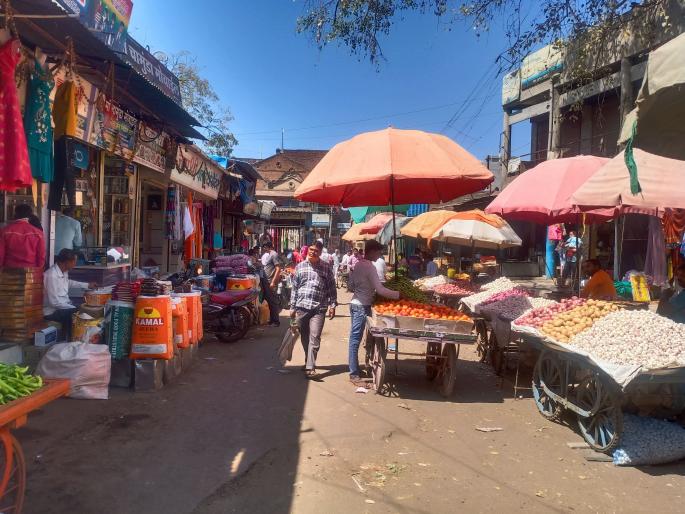 The increasing encroachment of carts in the Parola market is a headache | पारोळा बाजारपेठेतील ठेलागाडीचे वाढते अतिक्रमण ठरतेय डोकेदुखी