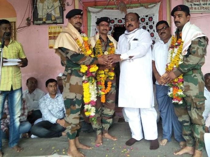Three retired soldiers receive a warm welcome at Nandra in Pachora taluka | पाचोरा तालुक्यातील नांद्रा येथे सेवानिवृत्त सैनिकांचे जल्लोशात स्वागत Three retired soldiers receive a warm welcome at Nandra in Pachora taluka | पाचोरा तालुक्यातील नांद्रा येथे सेवानिवृत्त सैनिकांचे जल्लोशात स्वागत