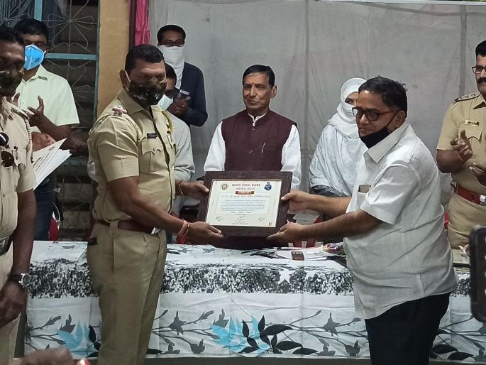 Honor of Corona Warriors at Bodwad | बोदवड येथे कोरोना योद्ध्यांचा सन्मान