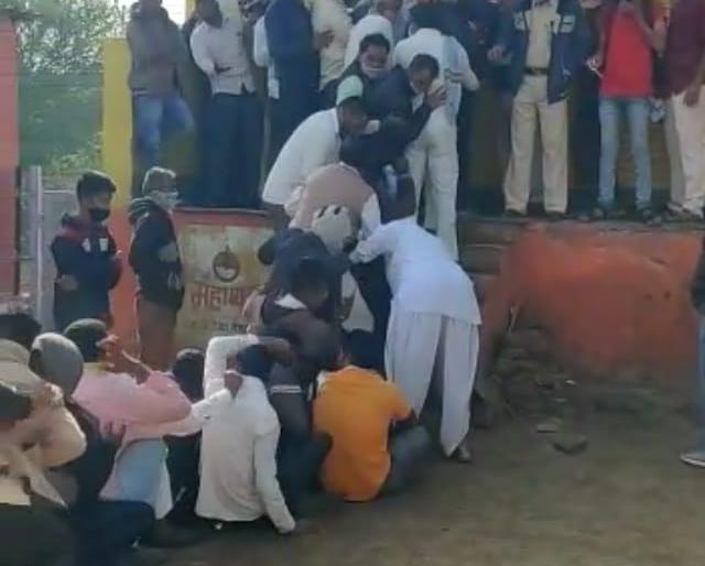 Distribution of fertilizer in police custody | पोलीस बंदोबस्तात खत वाटप Distribution of fertilizer in police custody | पोलीस बंदोबस्तात खत वाटप