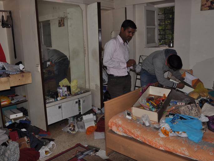 Bundled with a revolver and assaulting the worker; Armed robbery on Sangli's income tax advisory bungalow, | रिव्हॉल्व्हरच्या धाकाने बांधून कामगारास मारहाण ; सांगलीत आयकर सल्लागारच्या बंगल्यावर सशस्त्र दरोडा Bundled with a revolver and assaulting the worker; Armed robbery on Sangli's income tax advisory bungalow, | रिव्हॉल्व्हरच्या धाकाने बांधून कामगारास मारहाण ; सांगलीत आयकर सल्लागारच्या बंगल्यावर सशस्त्र दरोडा