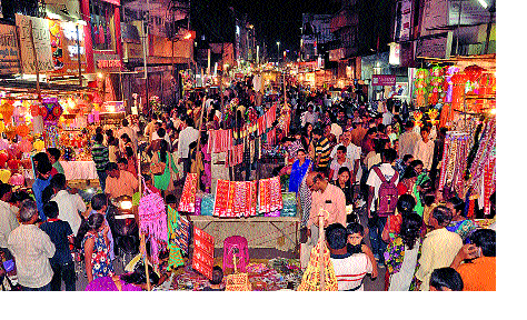 Sangli is celebrated for Diwali | दिवाळीसाठी सांगली सजली Sangli is celebrated for Diwali | दिवाळीसाठी सांगली सजली