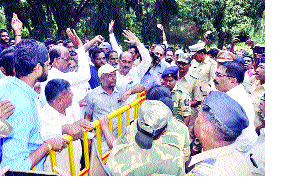 25 vehicles were stopped in Nandre | नांद्रे येथे उसाची २५ वाहने रोखली 25 vehicles were stopped in Nandre | नांद्रे येथे उसाची २५ वाहने रोखली