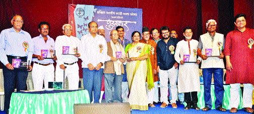 The star of the honor of the artist | कलाकारांच्या प्रांगणी सन्मानाचे चांदणे The star of the honor of the artist | कलाकारांच्या प्रांगणी सन्मानाचे चांदणे