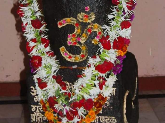 Saint Dnyaneshwar Mauli's feet will be anointed in Chandrabhaga river | संत ज्ञानेश्वर माऊलींच्या पादुकांना चंद्रभागा नदीत अभिषेक घालणार, दिंडी रद्द Saint Dnyaneshwar Mauli's feet will be anointed in Chandrabhaga river | संत ज्ञानेश्वर माऊलींच्या पादुकांना चंद्रभागा नदीत अभिषेक घालणार, दिंडी रद्द